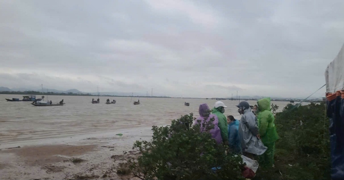 2 Vo Chong Bi Lat Thuyen Khi Danh Ca Mot Nguoi Mat Tich 4237