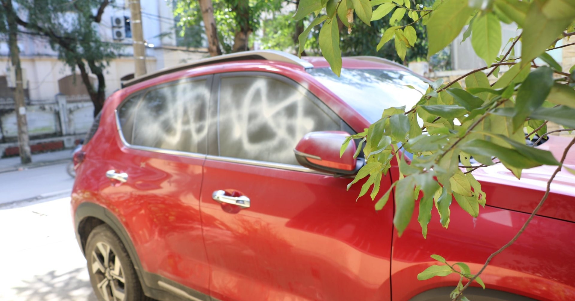 3 Nguoi Dung Xe Trong Ngo Di Uong Ca Phe 3 O To Bi Xit Son Day Kinh 2353