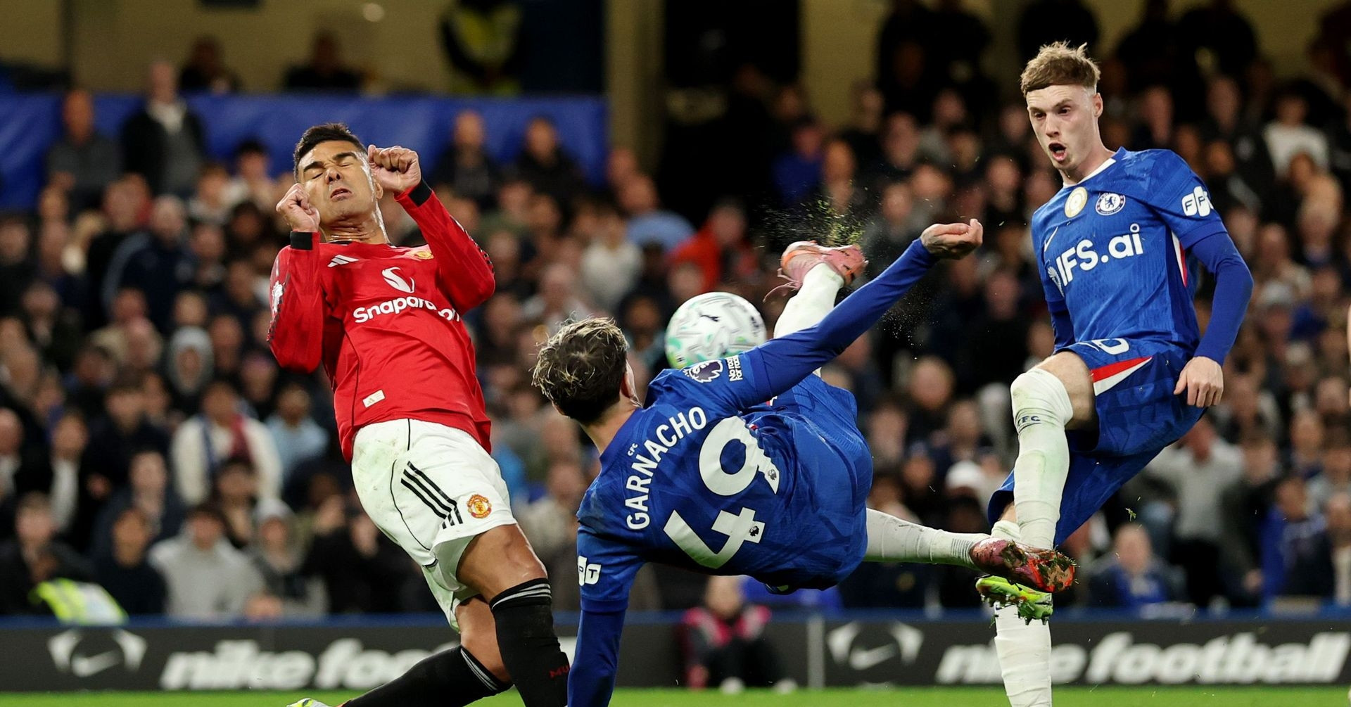 4 mu khien chelsea om han 180