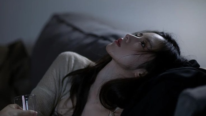 4D6E7D629F3113224Af996A181F6B021 Anh Tam Trang Buon Con Gai Dang Khoc Trong Khoanh Khac Hoang Mang.j