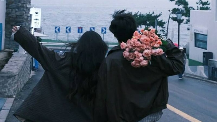 7A92Fc1Aae441E3B129C5B312F697B4F Chup Anh Cap Doi Giau Mat Phong Cach Duong Pho