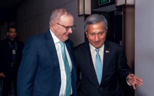 Australia SIngapore thu tuong Australia Anthony Albanese deo kinh va ngoai truong Singapore Vivian