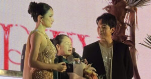a hau huong giang xuc dong nghen ngao khi thay fan vay kin o san bay chao don 2741