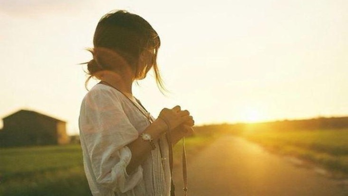 Aa3394E69Bbd1282300159D158425577 301 Hinh Anh Co Gai Ngoi Buon Tam Trang Duoi Mua 16