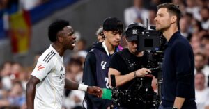 Anh Bai Cot Giua Trang 8 9 17640771587291135803819 0 0 1005 1920 Crop 1764077320372953135039