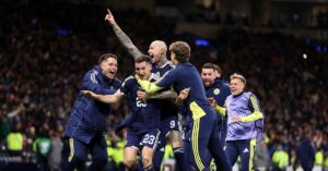 Anh Bai Cot Phai Trang 8 9 1763558836666251201418 0 0 1340 2560 Crop 17635589303691546475275