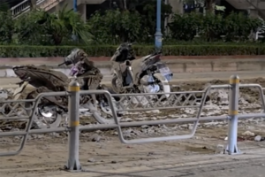 Danh tính tài xế ô tô làm rơi bùn đất kéo dài 100m trên đường, khiến 2 người ngã ở Hà Nội 1 anh man hinh 2026 06 07 luc 091437 766