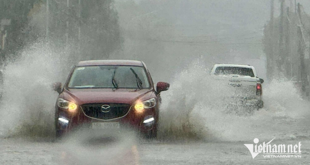 Ap Thap Nhiet Doi Con Quanh Quan Tren Bien Dong Mien Trung Bat Dau Mua Lon 943