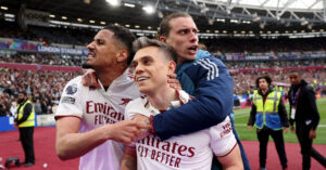 arsenal thang nghet tho west ham tien sat ngoi vo dich 103