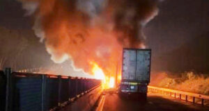 Ba O To Boc Chay Du Doi Sau Cu Tong Lien Hoan Tren Cao Toc 949