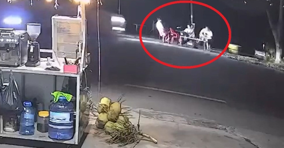 Ba Thanh Nien Uong Nuoc Ven Duong Bi Xe Khach Tong Hai Nguoi Tu Vong 508