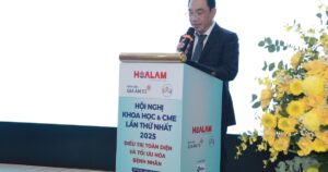 Bac Si Nguyen Duc Loc Quyen Giam Doc Dieu Hanh Benh Vien Gia An 115 Phat Bieu Tai Hoi Nghi Anh Bvcc