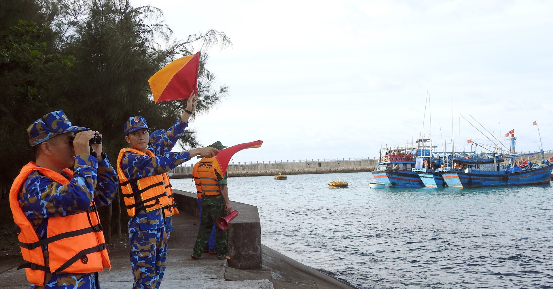 Bao Kalmaegi Cuong Do Rat Manh Hang Loat Tinh Thanh Trien Khai Ung Pho Khan Cap 2354