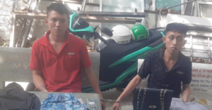 Bat Giu 2 Ke Cuop Ke Dao Vao Co Phu Nu Uy Hiep Dua Tien Day 1595