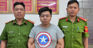 bat khan cap tai xe dap pha hanh ly cua nu hanh khach ngay cong ga t3 tan son nhat 2386