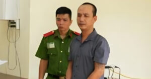bat tam giam ga dan ong dung ly thuy tinh ghe nhua danh vo ho tai quan ca phe 2250