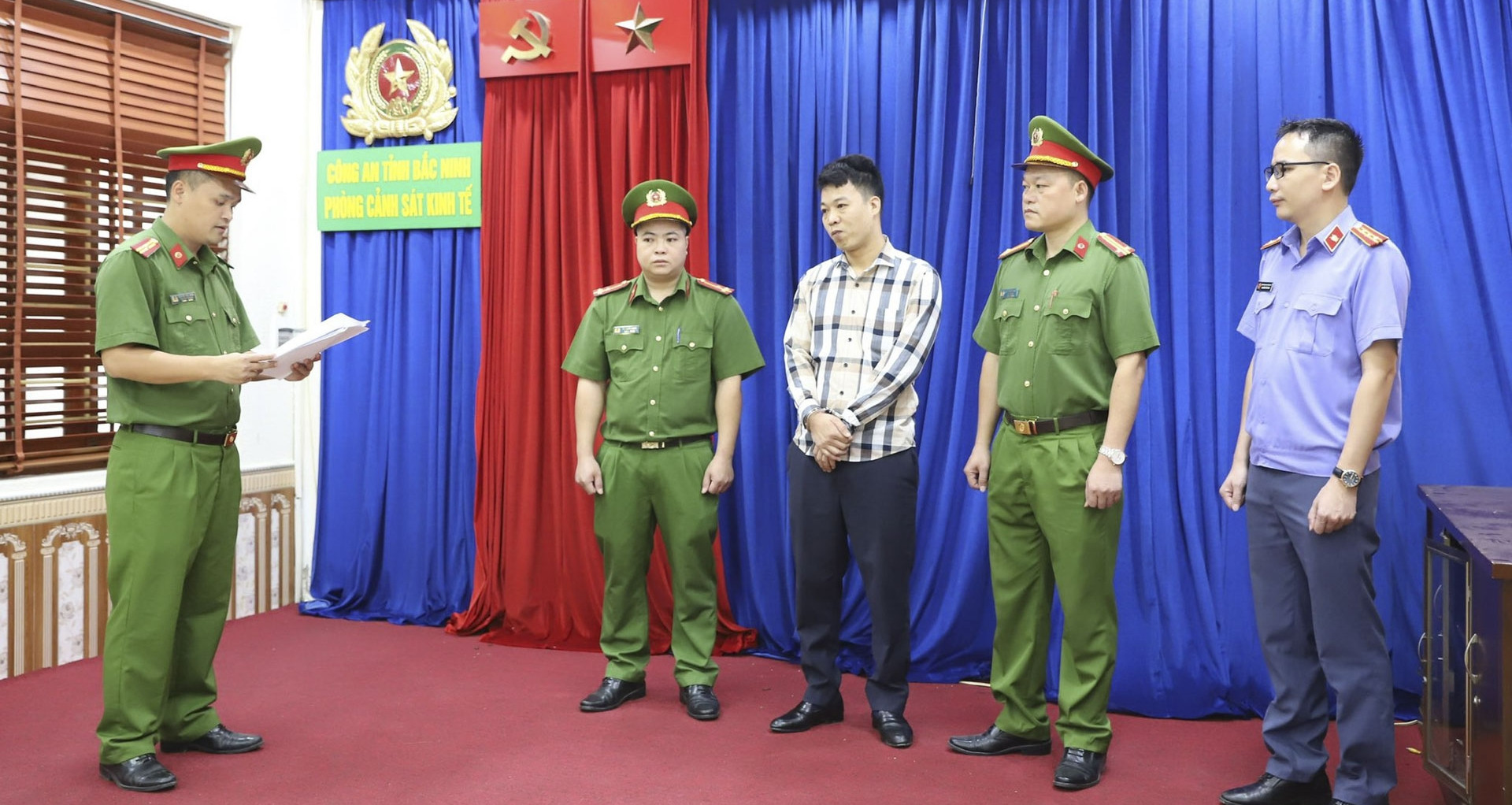 Bat Tam Giam Giam Doc Cong Ty Hien Khiem Lua Dao Ca Tram Ty Dong 2651