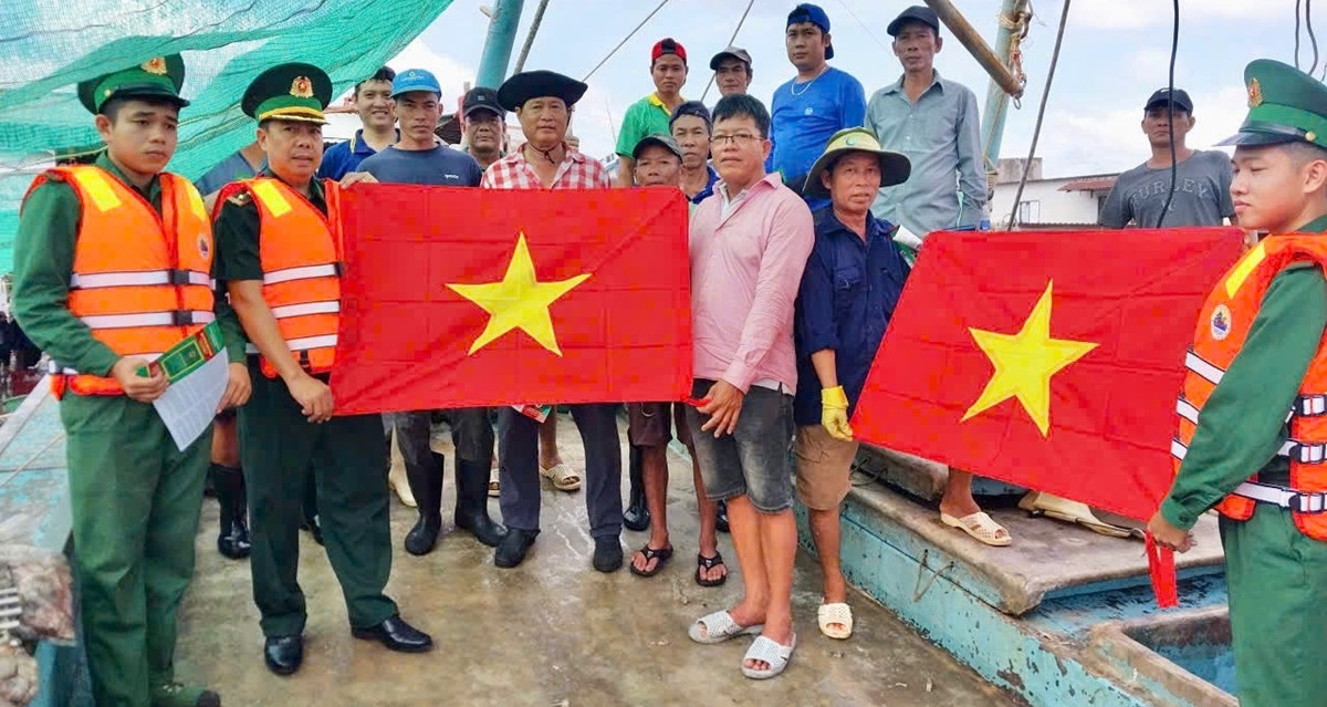 Bo Doi Bien Phong Tphcm Dong Hanh Voi Ngu Dan Xay Dung Nghe Ca An Toan Ben Vung 3805