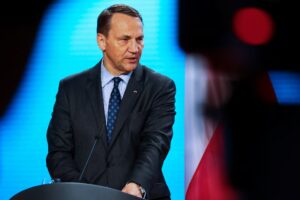 bo truong ngoai giao ba lan sikorski anh theo reuters