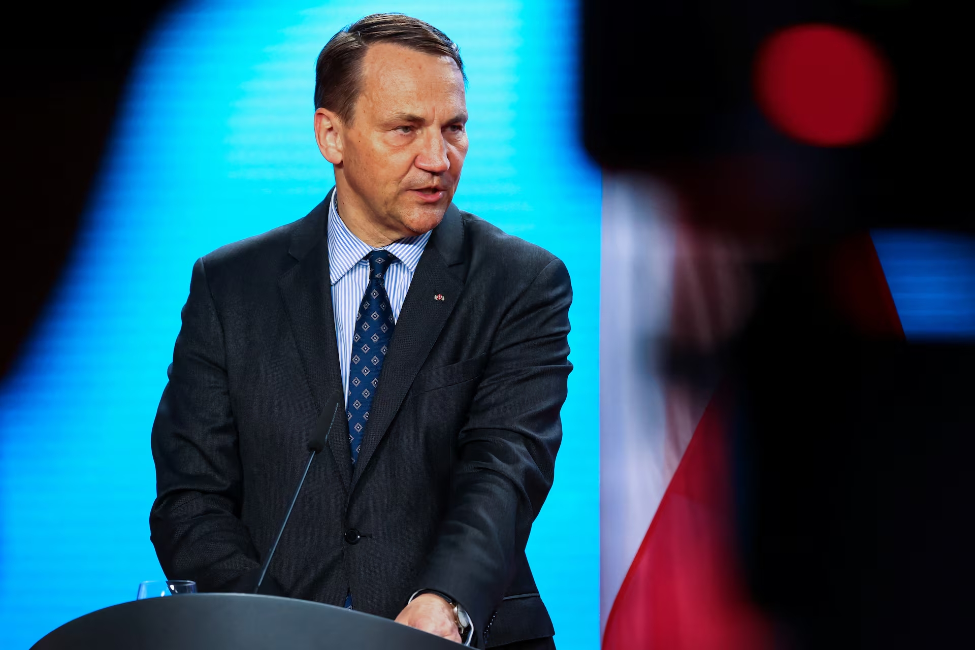 bo truong ngoai giao ba lan sikorski anh theo reuters