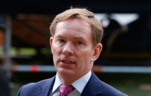 bo truong thuong mai anh chris bryant thang than goi quyet dinh roi khoi eu vao nam 2016 la mot