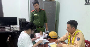 Buong Hai Tay Cho Ban Quay Clip Dang Mang Co Gai O Tphcm Bi Tich Thu Xe 4262