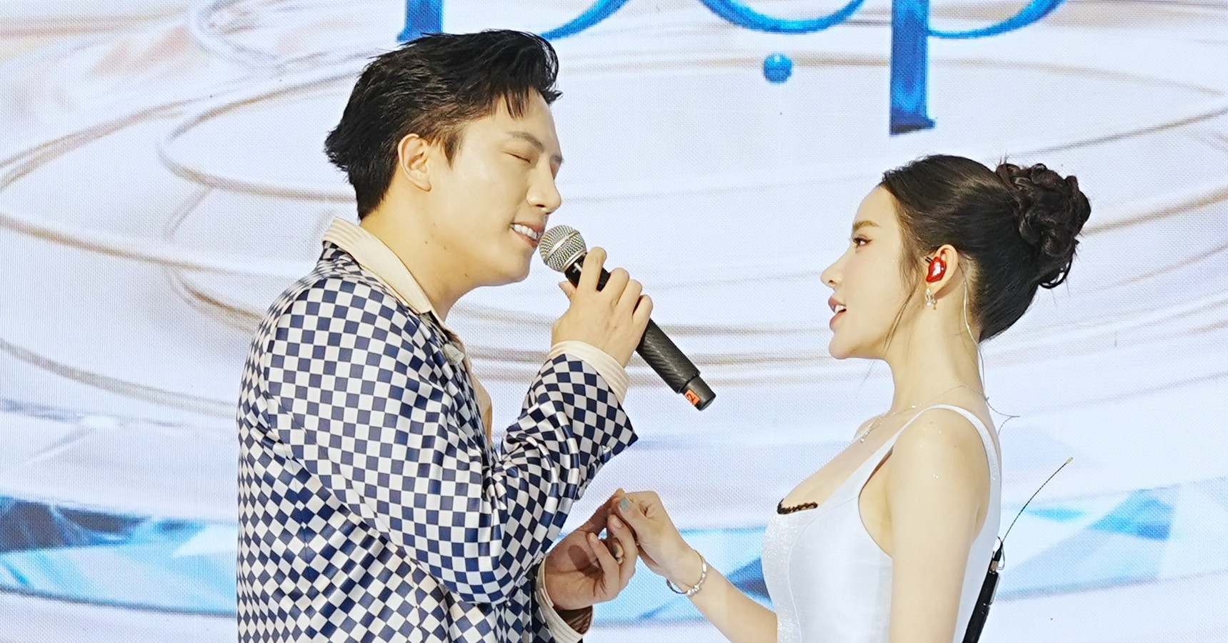 Ca Si Anh Tu Tinh Tu Nong Nan Ben Ban Gai Lyly 300