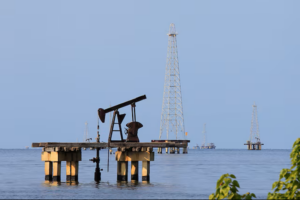 cac co so dau mo tren ho maracaibo o cabimas venezuela. anh reuters