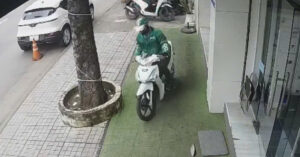 Camera Ghi Canh Doi Tuong Be Khoa Trom Xe May Trong Chua Day 10 Giay 1598