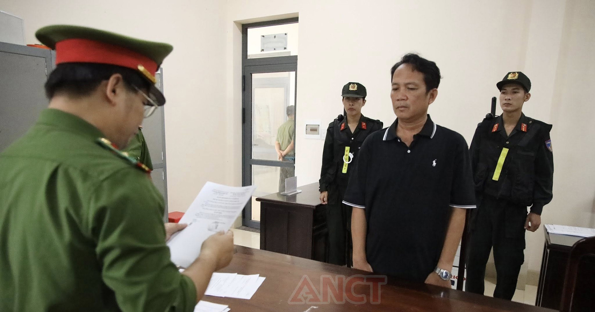 Can Tho Bat Giam 3 Can Bo Thu Y Vu Heo Nhiem Dich Lot Ra Cho 3137