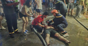 canh sat cuu hai tre mac ket trong nha chay luc nua dem 1443