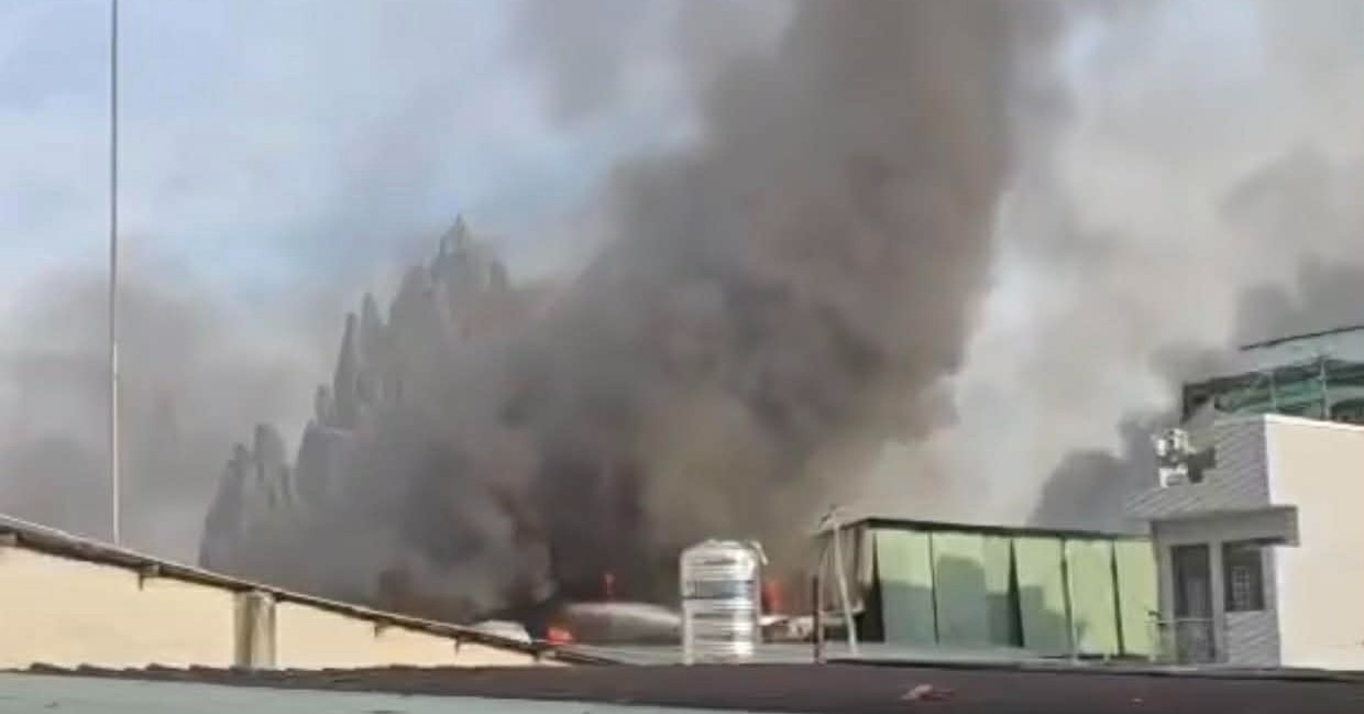 Canh Sat Duc Tuong Leo Mai Ton De Dap Dam Chay Lon O Tphcm 2578