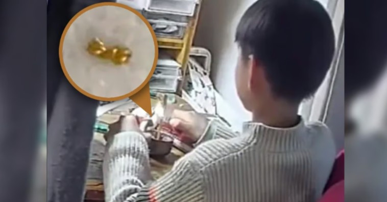 Cau Be 8 Tuoi Cat Vun Day Chuyen Vang Cua Me De Tang Cac Ban Trong Lop 3481