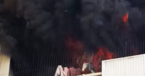 Chay Chung Cu O Ha Noi Khoi Den Dac Cuon Cuon Boc Len 1363