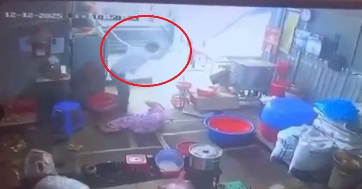 Chong Dung Dao Chem Vo Guc Duoi San Nha Roi Tu Dam Vao Minh 690