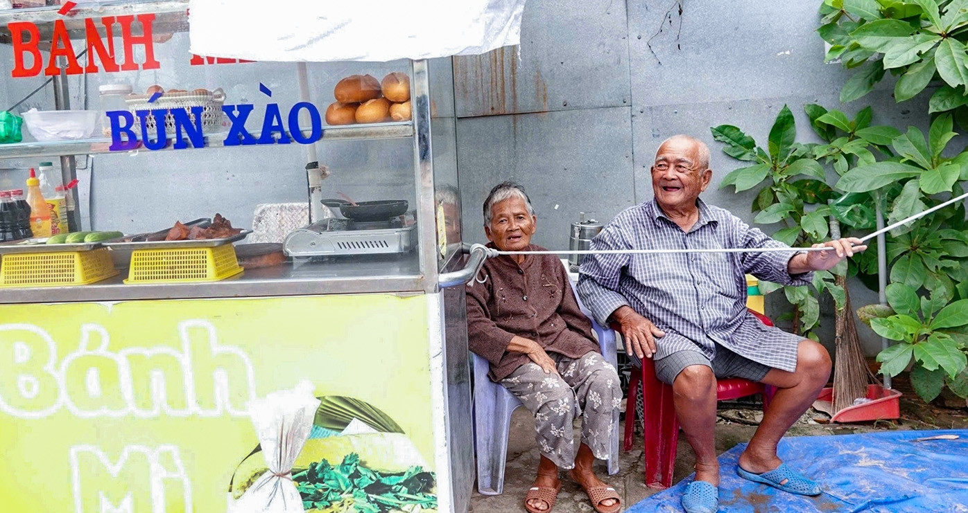 Chong Ung Thu Moi Ngay Cung Vo 86 Tuoi Muu Sinh Ben Goc Pho Gay Xuc Dong 836