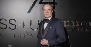 Chu Tich Miss Universe Bi Bat Vi Vuong Be Boi Nghiem Trong 1297