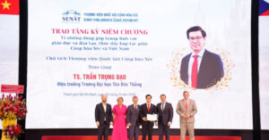 Chu Tich Thuong Vien Cong Hoa Sec Trao Ky Niem Chuong Cho Hai Nha Giao Tdtu 1153