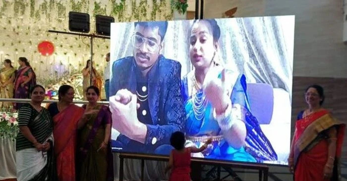 Chuyến Bay Bị Hủy Đột Ngột, Cặp Đôi Phải Tổ Chức Đám Cưới Qua Màn Hình Chuyen Bay Bi Huy Dot Ngot Cap Doi Phai To Chuc Dam Cuoi Qua Man Hinh 838