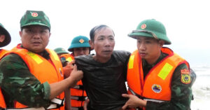 Clip Canh 8 Thuyen Vien Tau Ca Bi Chim Bam Day Boi Vao Bo 2492