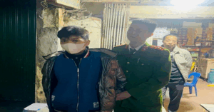 Clip Canh Sat Nhe Nhang Ap Sat Bat Ke Cuop Dien Thoai Tai Ha Noi 1996