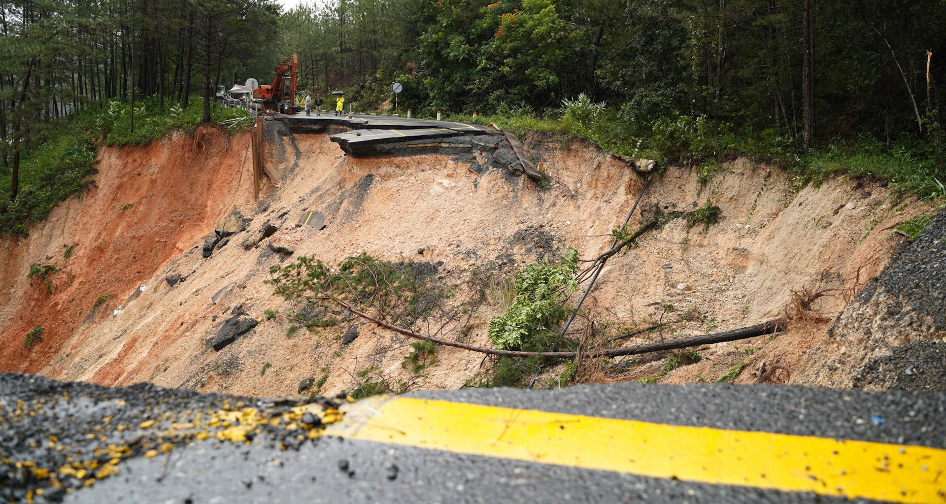 Clip Hien Truong Deo Mimosa Sat Sau 40M Suyt Cuon Xe Khach Xuong Ho 1122