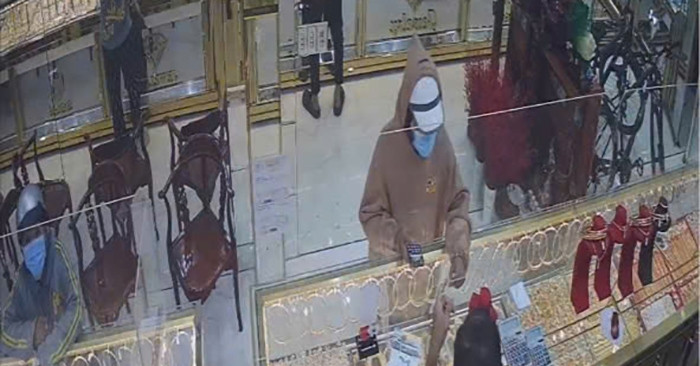 Clip Nguoi Dan Ong Bit Khau Trang Tao Ton Cuop Day Chuyen Tai Tiem Vang 2782