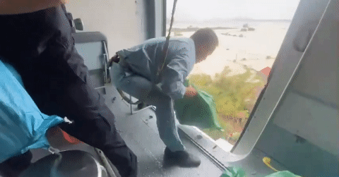 Clip Truc Thang Tiep Can Ngoi Lang Bi Co Lap Bat Dau Tha Hang Cuu Tro 2051