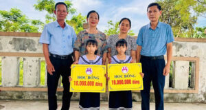 Co Giao Ve Huu Lap Quy Cho Con Thap Hy Vong Cho Hang Tram Hoc Tro Ngheo 1993