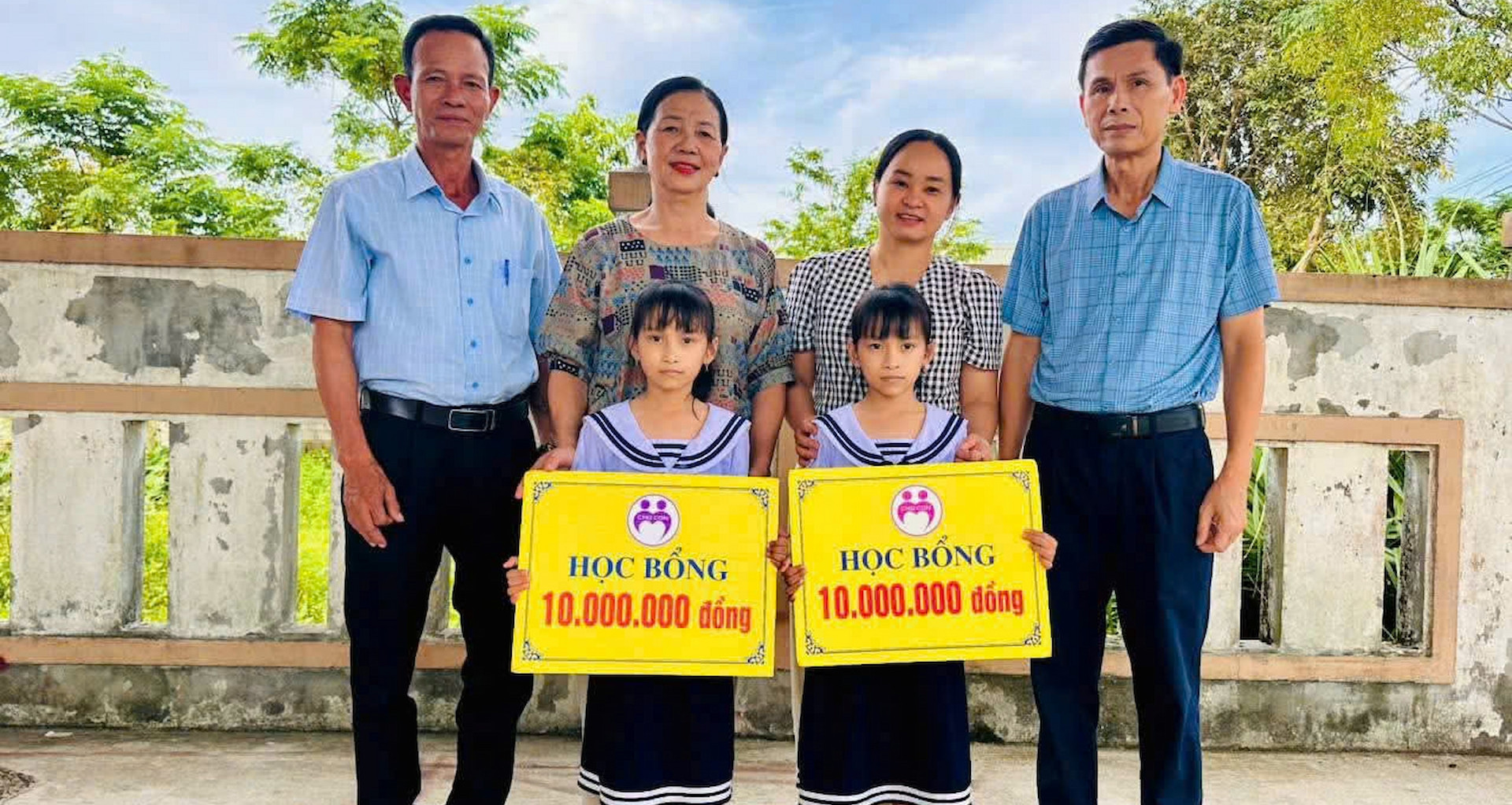 Co Giao Ve Huu Lap Quy Cho Con Thap Hy Vong Cho Hang Tram Hoc Tro Ngheo 1993