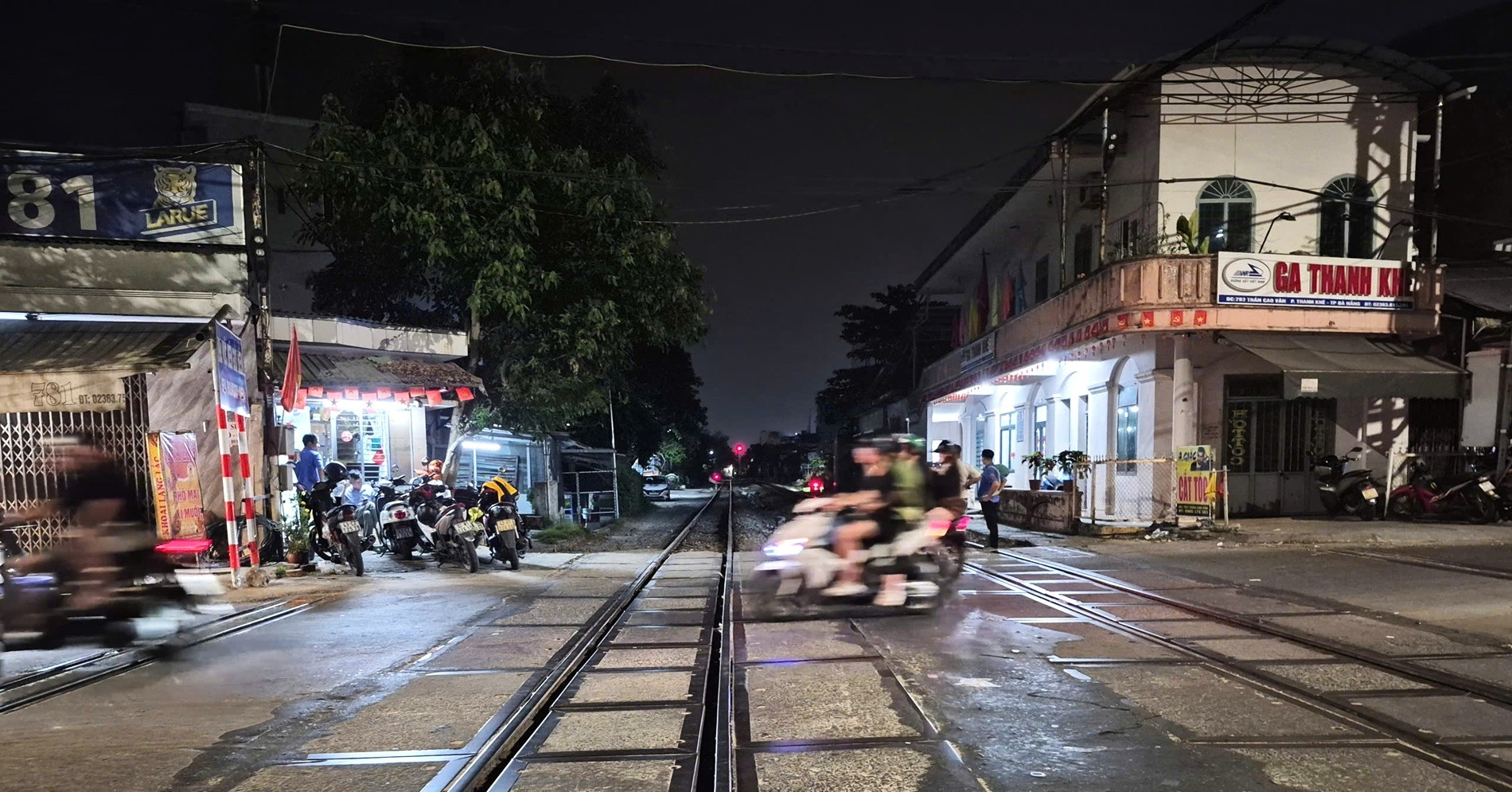 co vuot rao chan nguoi phu nu con quay lai hanh hung nhan vien duong sat 17