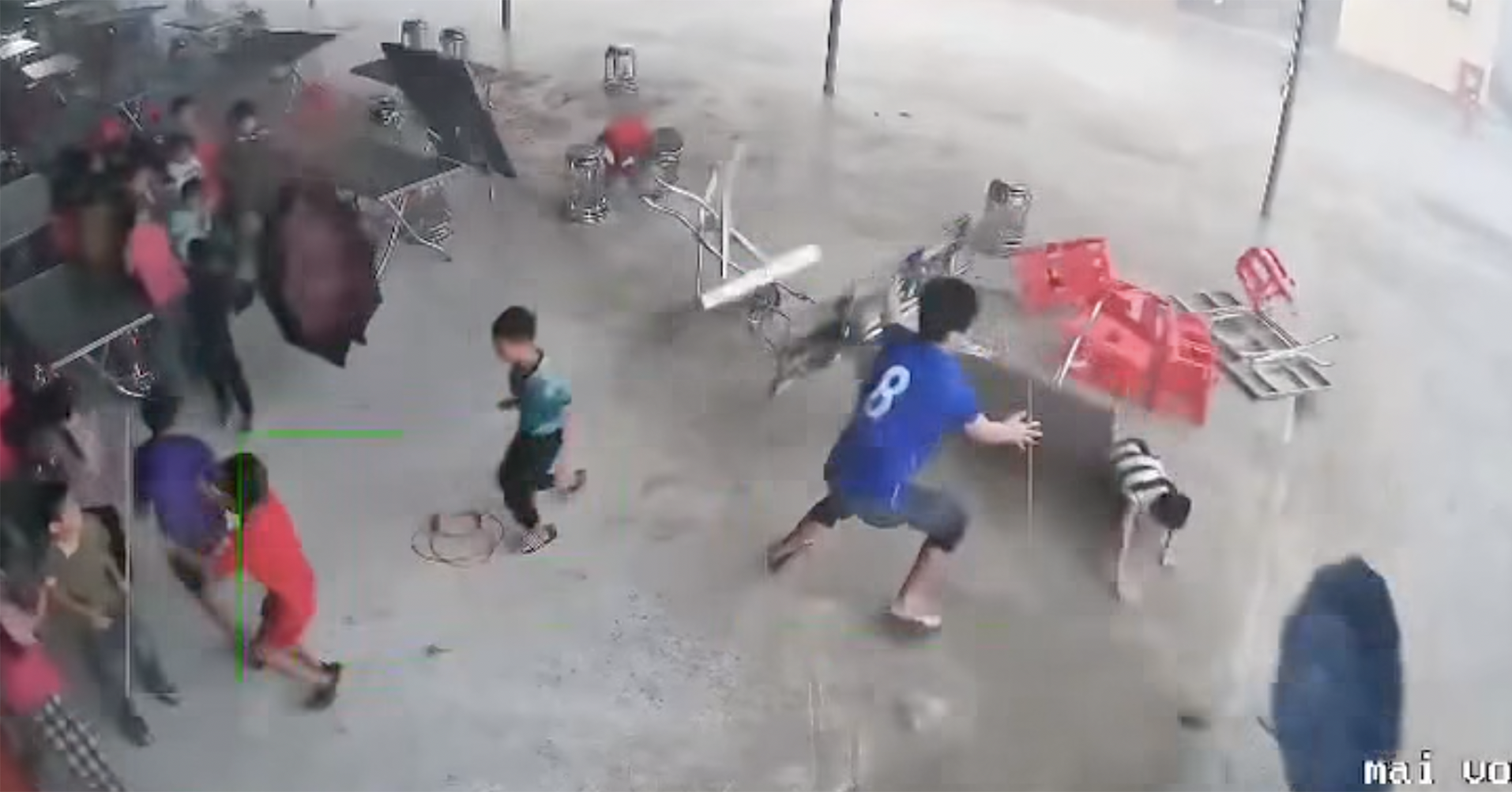 con dong bat ngo quet qua truong hoc ban bi thoi bay va vao hoc sinh 394