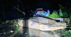 Con Hai Thi The Ket Trong O To Khach Bi Sat Lo Nui De Tren Deo O Khanh Hoa 933