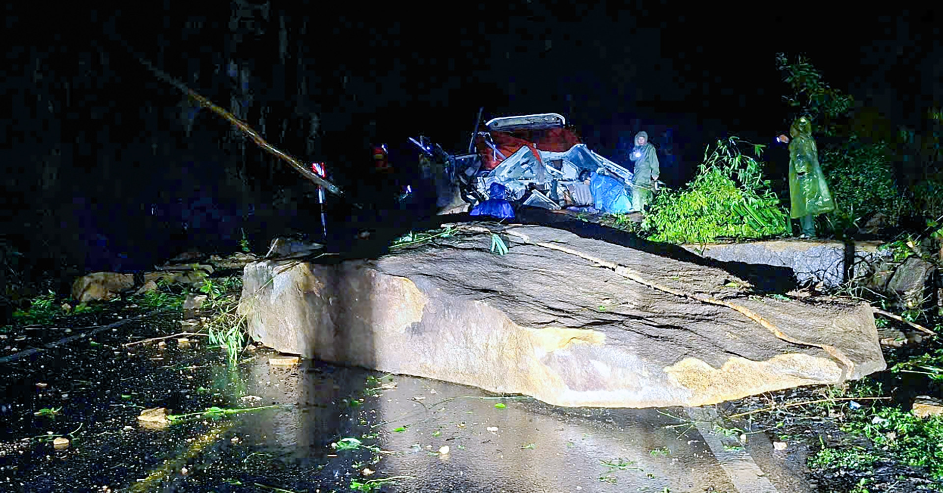 Con Hai Thi The Ket Trong O To Khach Bi Sat Lo Nui De Tren Deo O Khanh Hoa 933